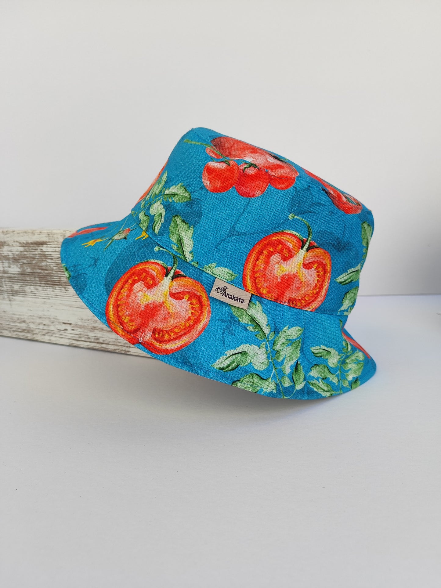 Χειροποίητο καπέλο διπλής όψης. Ντομάτες - γαλάζιο καρό.