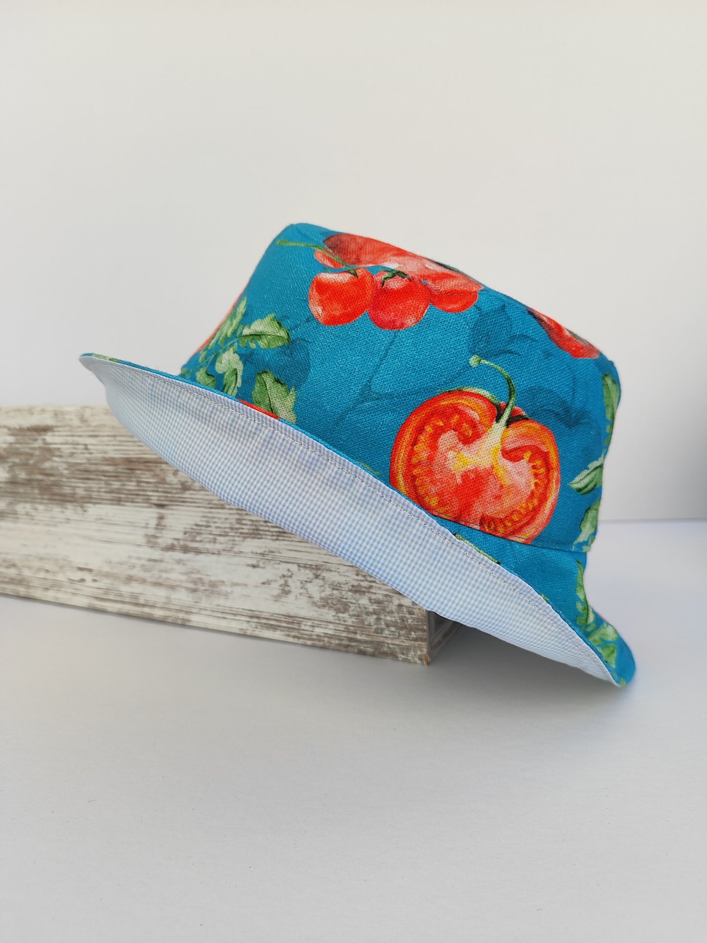 Πασχαλινό gift box ''λαμπάδα και  καπέλο διπλής όψης με ζουμερές ντομάτες και αποσπώμενο αλυσιδάκι (bucket hat)''