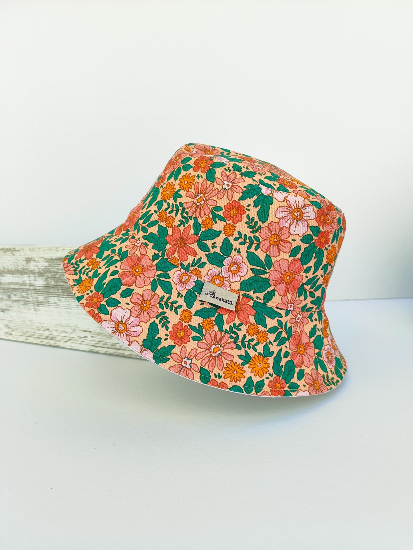 Χειροποίητο καπέλο διπλής όψης. Φλοράλ - λιλά καρό.