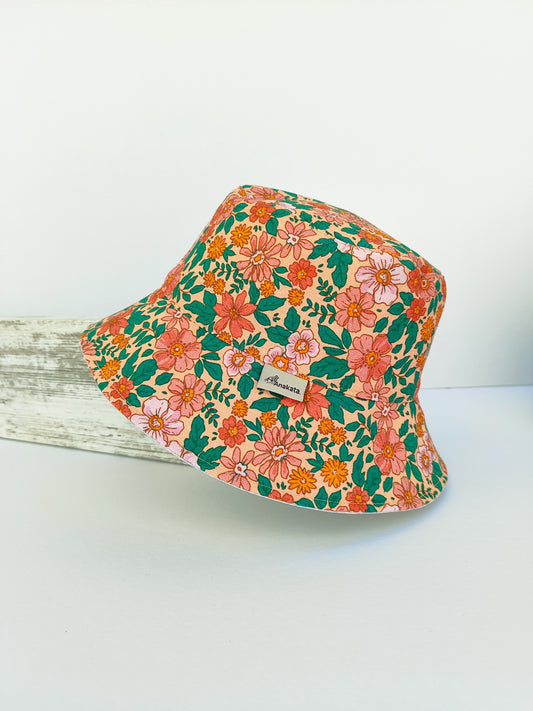 Χειροποίητο καπέλο διπλής όψης. Φλοράλ - λιλά καρό.