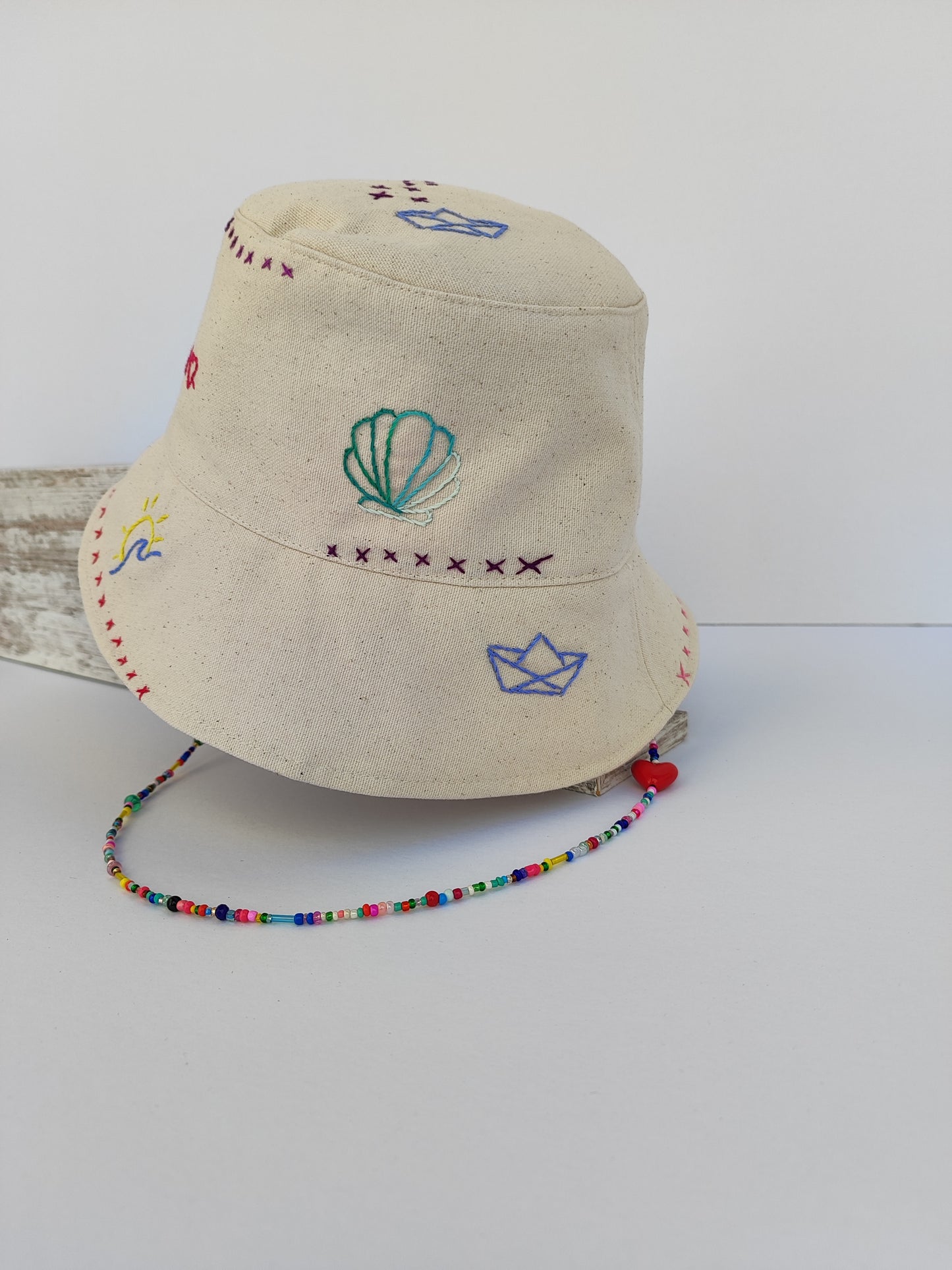 Πασχαλινό gift box ''λαμπάδα και   καπέλο διπλής όψης κεντημένο στο χέρι (bucket hat)''