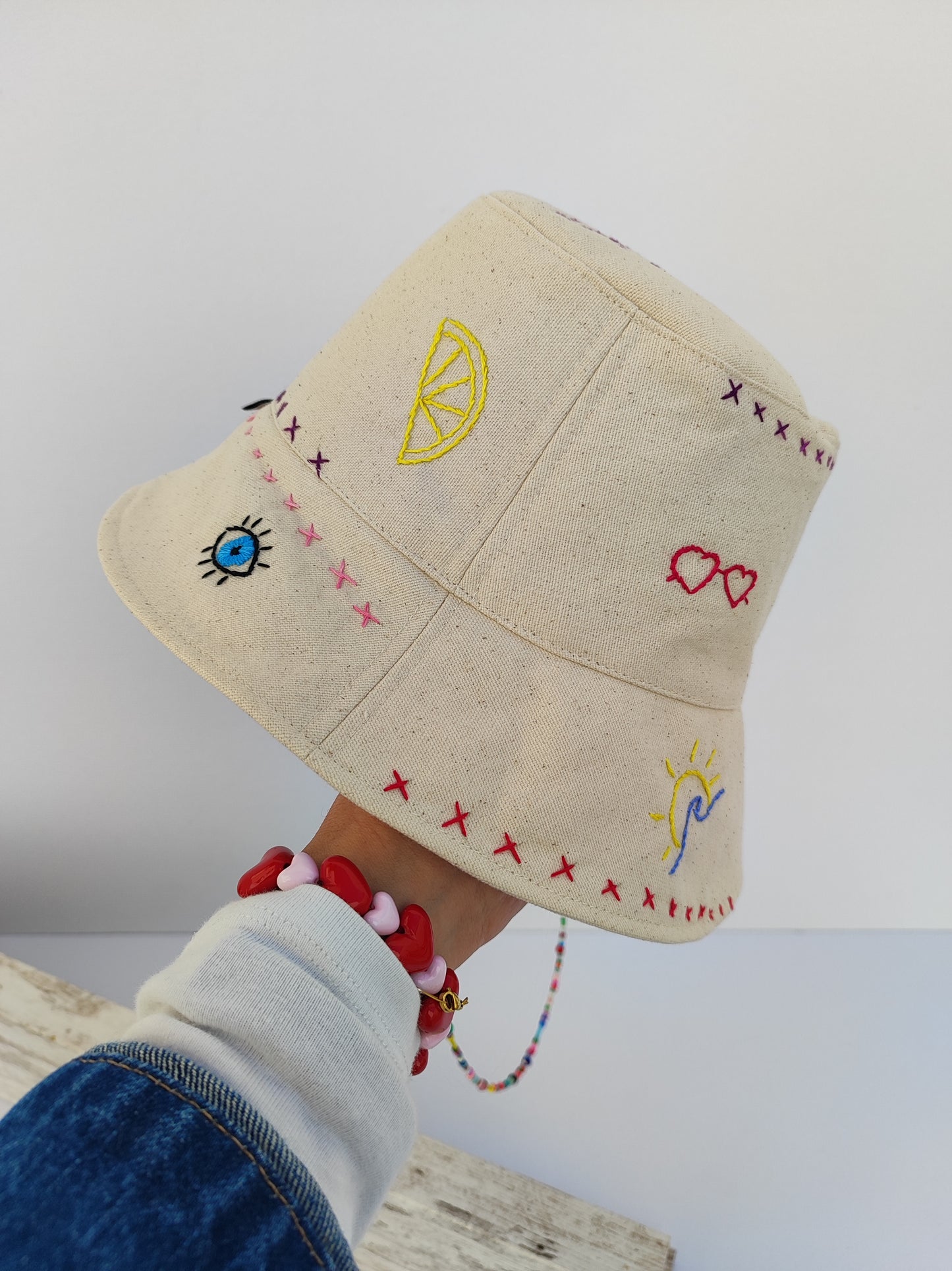 Πασχαλινό gift box ''λαμπάδα και   καπέλο διπλής όψης κεντημένο στο χέρι (bucket hat)''