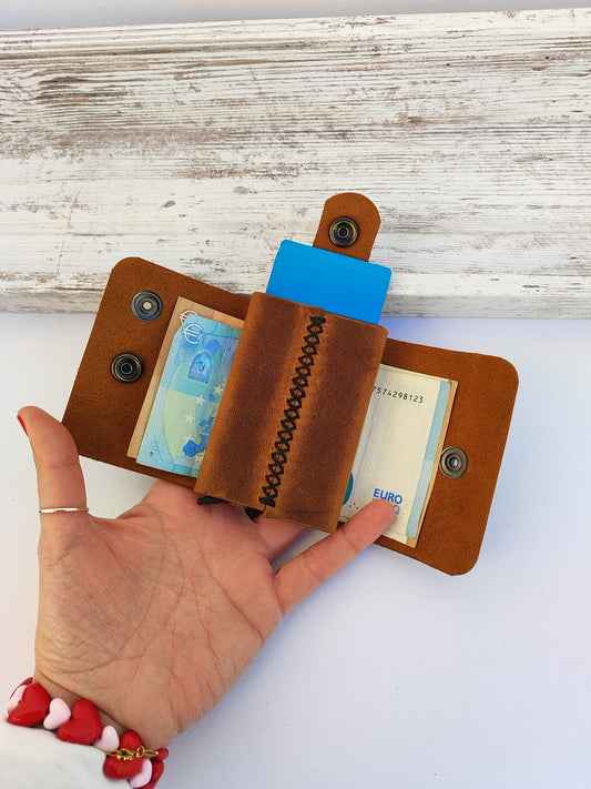 ''James Bond'' χειροποίητο δερμάτινο πορτοφόλι - καφέ με μαύρη κλωστή.