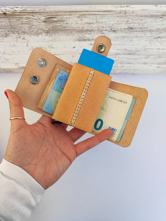 ''James Bond'' χειροποίητο δερμάτινο πορτοφόλι - φυσικό δέρμα και εκρού κλωστή.