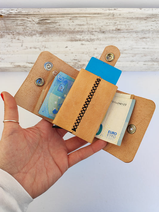 ''James Bond'' χειροποίητο δερμάτινο πορτοφόλι - φυσικό δέρμα με μαύρη κλωστή.