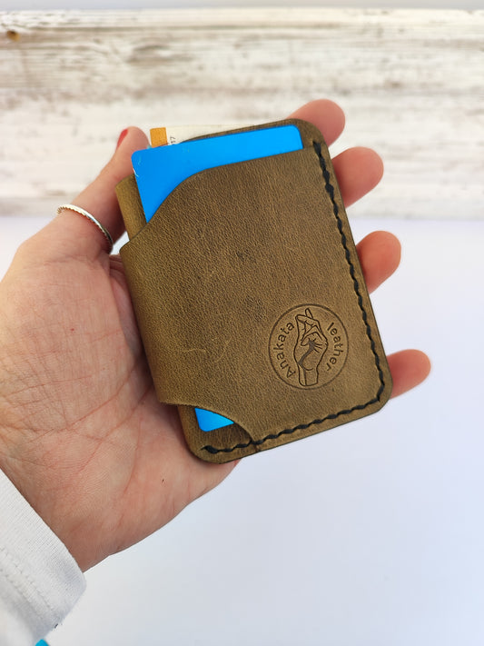 Hobbit δερμάτινο πορτοφόλι ''λαδί με μαύρη κλωστή''