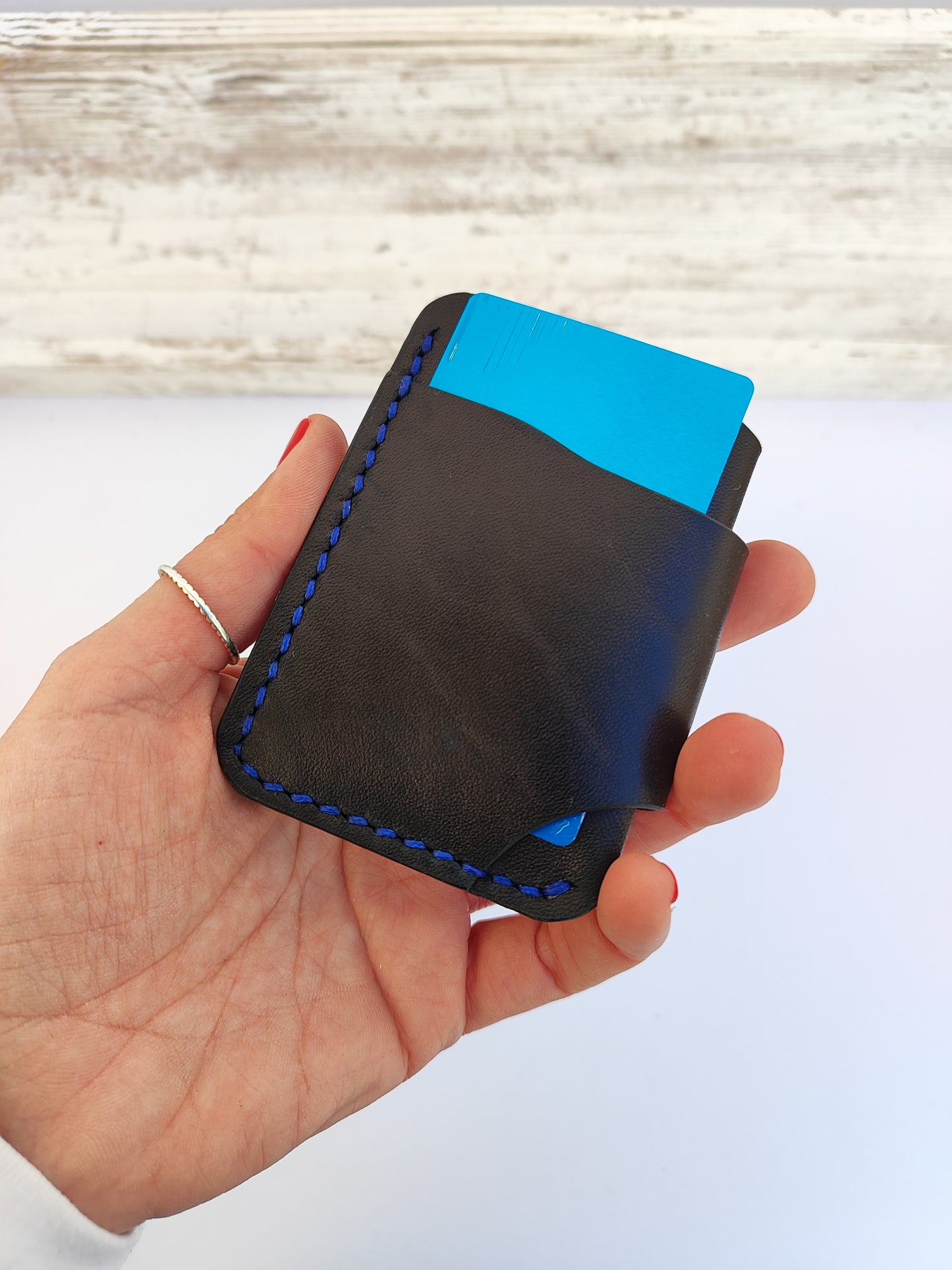 Hobbit δερμάτινο πορτοφόλι ''μαύρο με μπλε κλωστή''