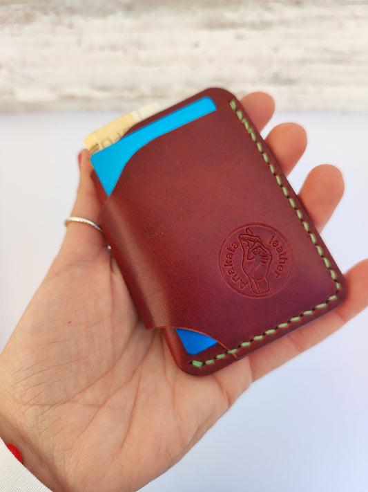 Hobbit δερμάτινο πορτοφόλι ''μπορντώ με φυστικί κλωστή''