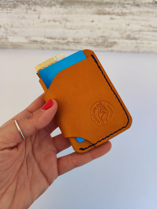 Hobbit δερμάτινο πορτοφόλι ''μουσταρδί με μπλε κλωστή''