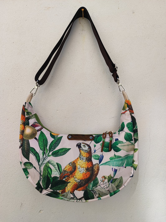 Τσάντα ''κρουασάν'' , τροπικά φύλλα και παπαγάλοι, τσάντα ώμου ή χιαστί.