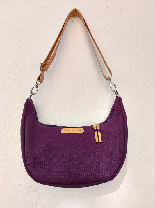 Τσάντα ''κρουασάν'' , μωβ με δερμάτινο λουρί, τσάντα ώμου ή χιαστί.