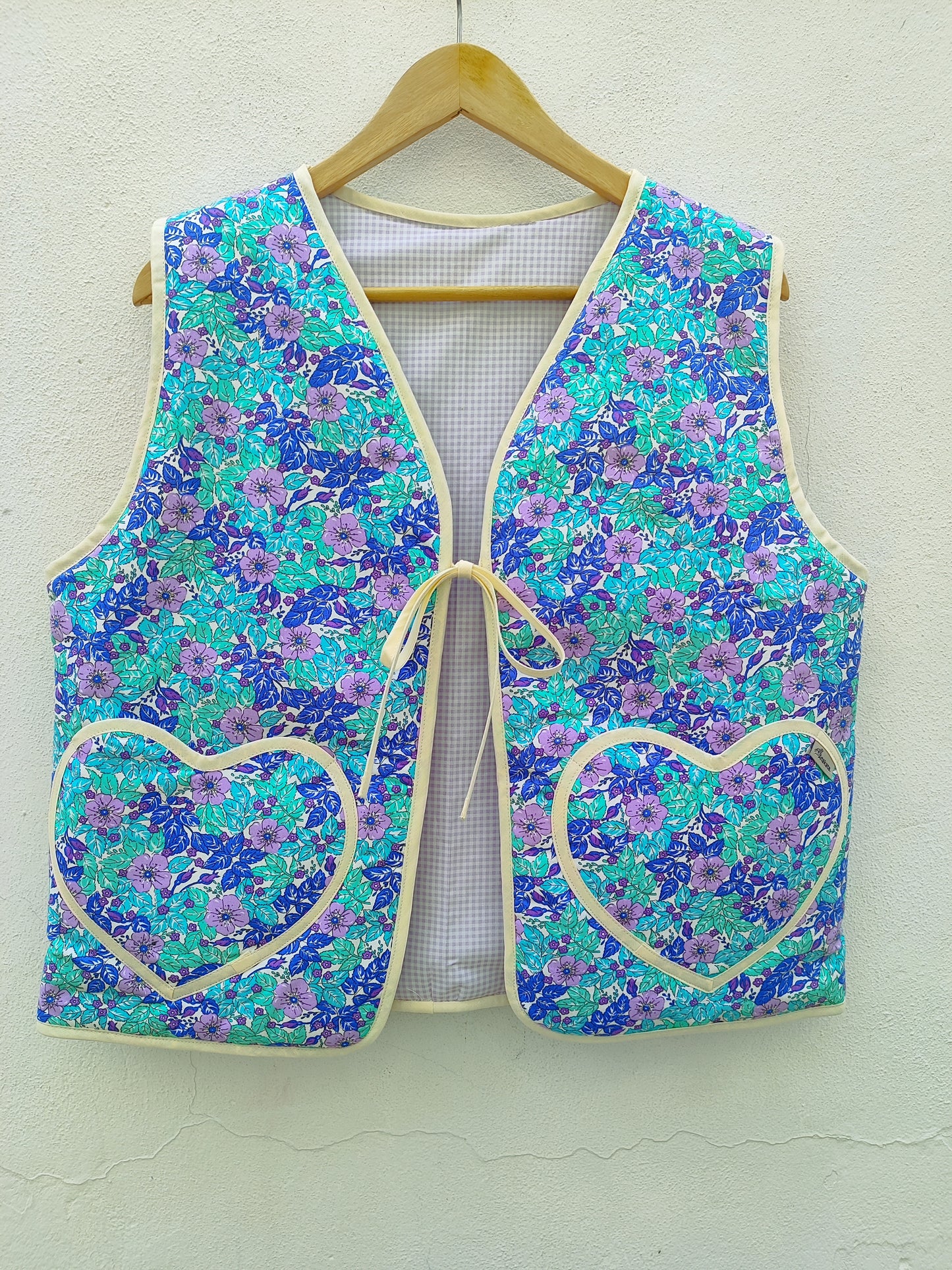 Χειροποίητο γιλέκο διπλής όψης- σιέλ φλοράλ  και λιλά καρό, με τσέπες σε σχήμα καρδιάς.