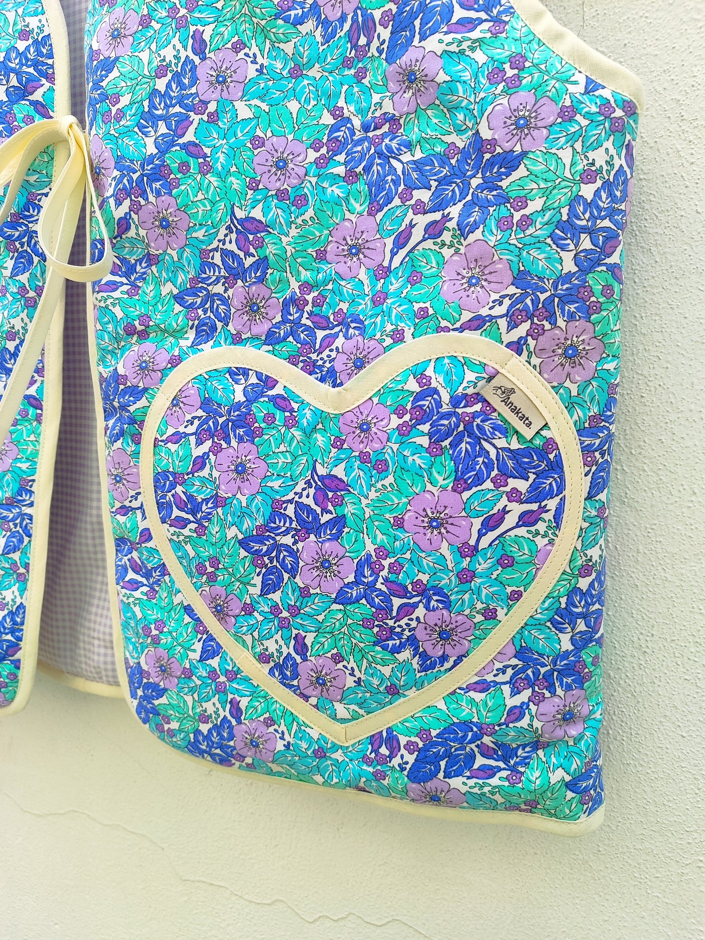 Χειροποίητο γιλέκο διπλής όψης- σιέλ φλοράλ  και λιλά καρό, με τσέπες σε σχήμα καρδιάς.