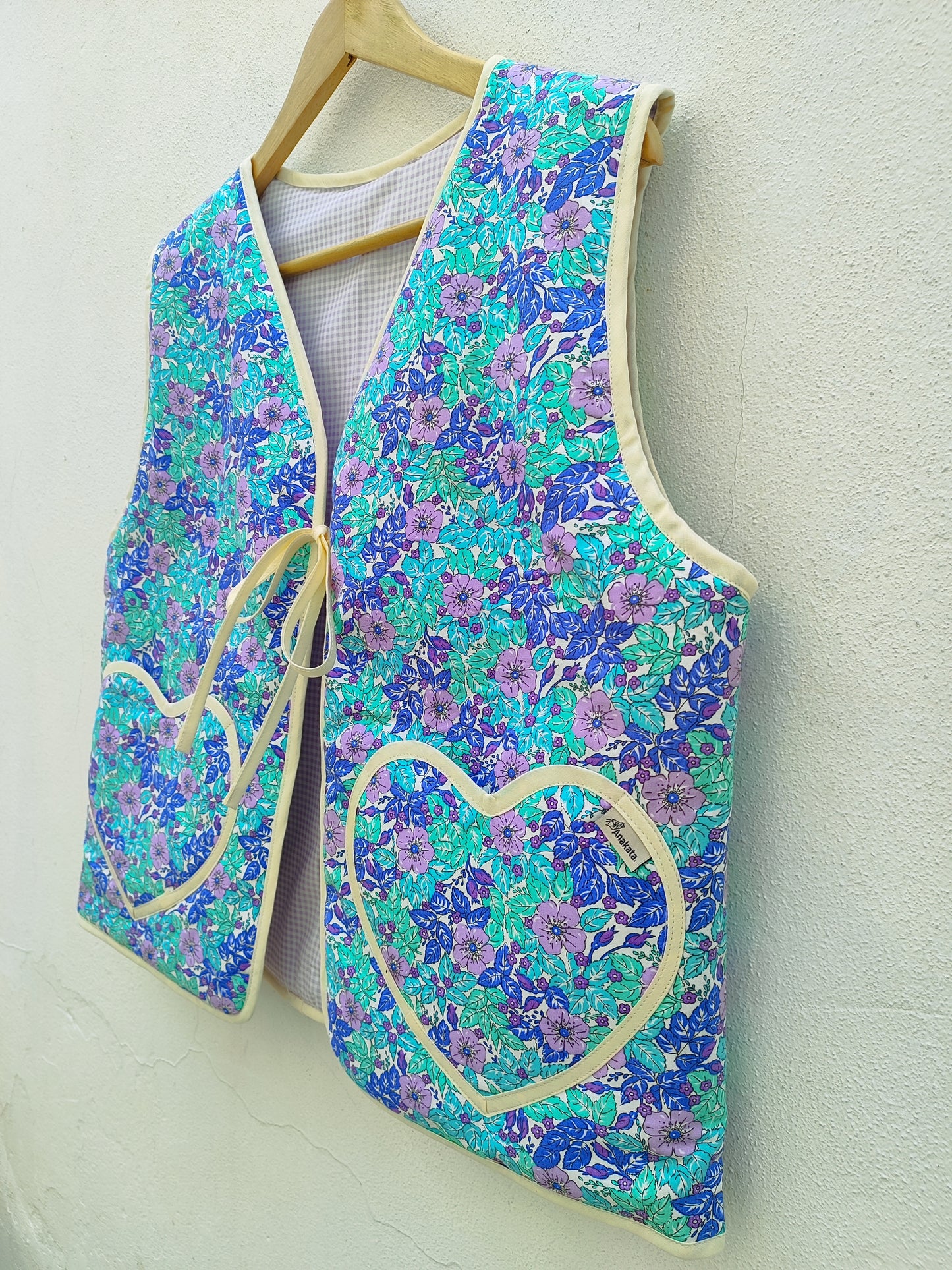 Χειροποίητο γιλέκο διπλής όψης- σιέλ φλοράλ  και λιλά καρό, με τσέπες σε σχήμα καρδιάς.