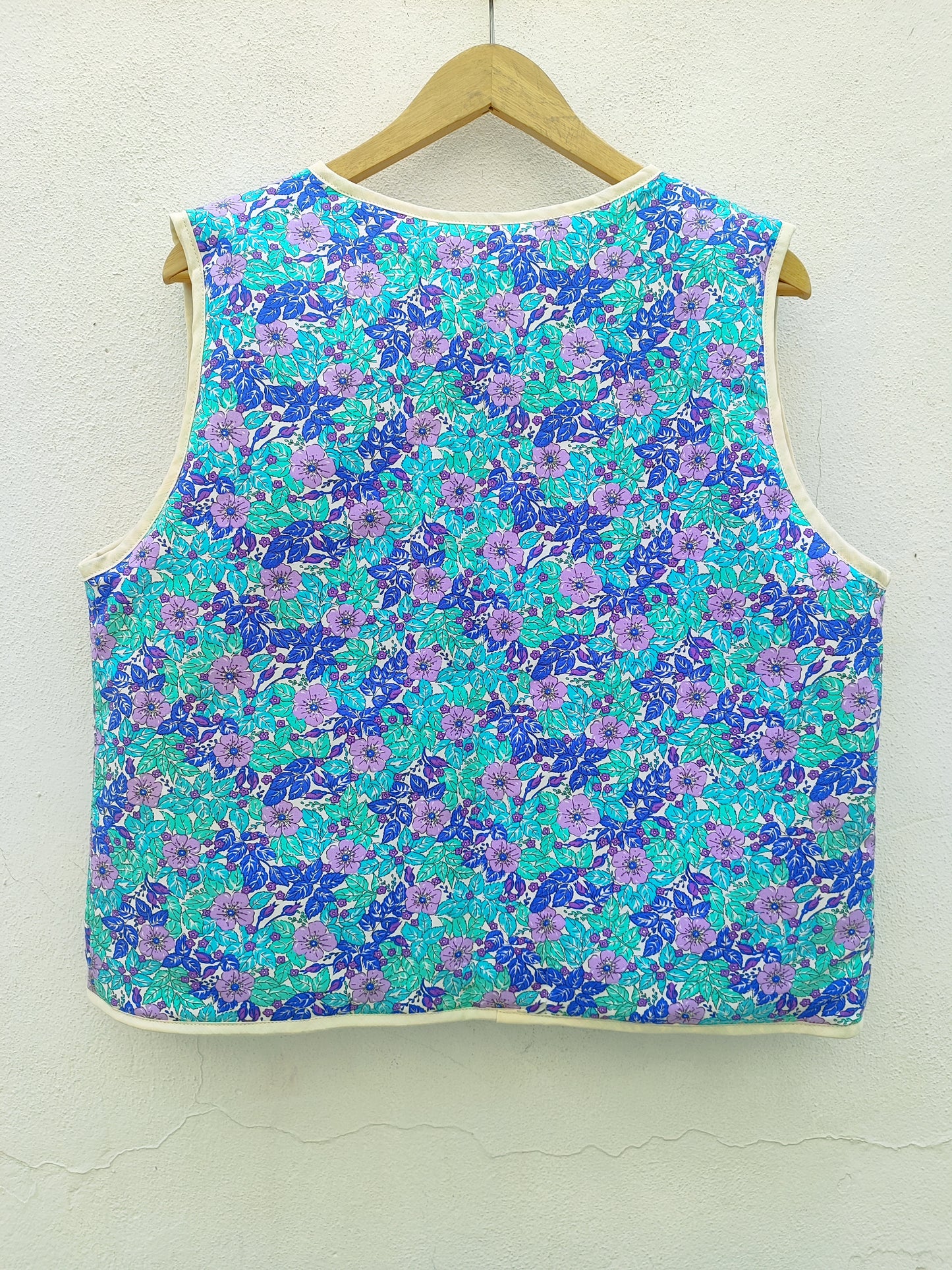 Χειροποίητο γιλέκο διπλής όψης- σιέλ φλοράλ  και λιλά καρό, με τσέπες σε σχήμα καρδιάς.