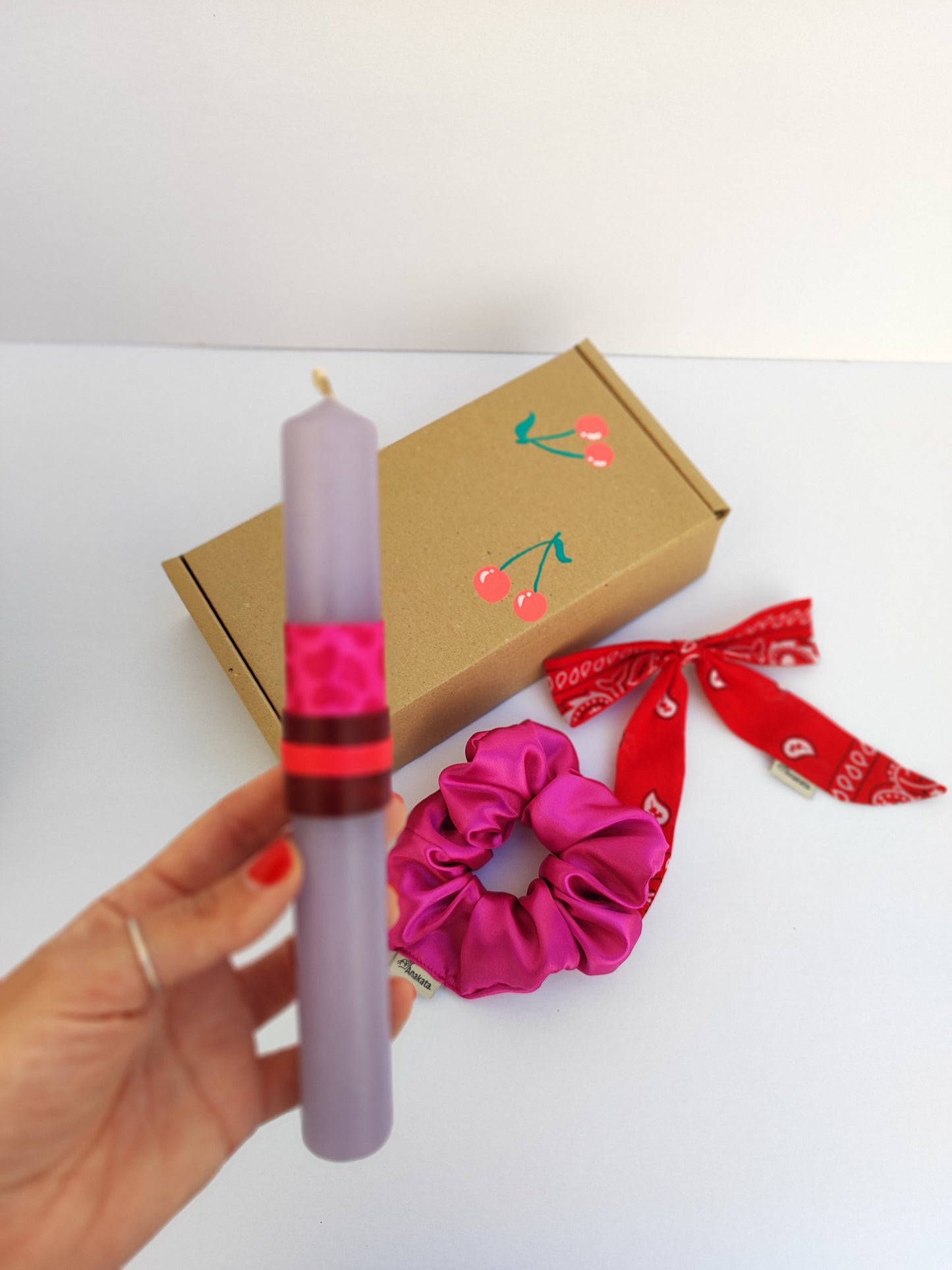 Πασχαλινό gift box '' λαμπάδα, φρου φρου και φιόγκος''