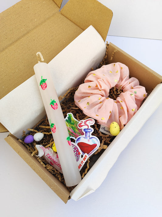 Πασχαλινό gift box ''λαμπάδα και ροζ φρου φρου με καρδούλες''