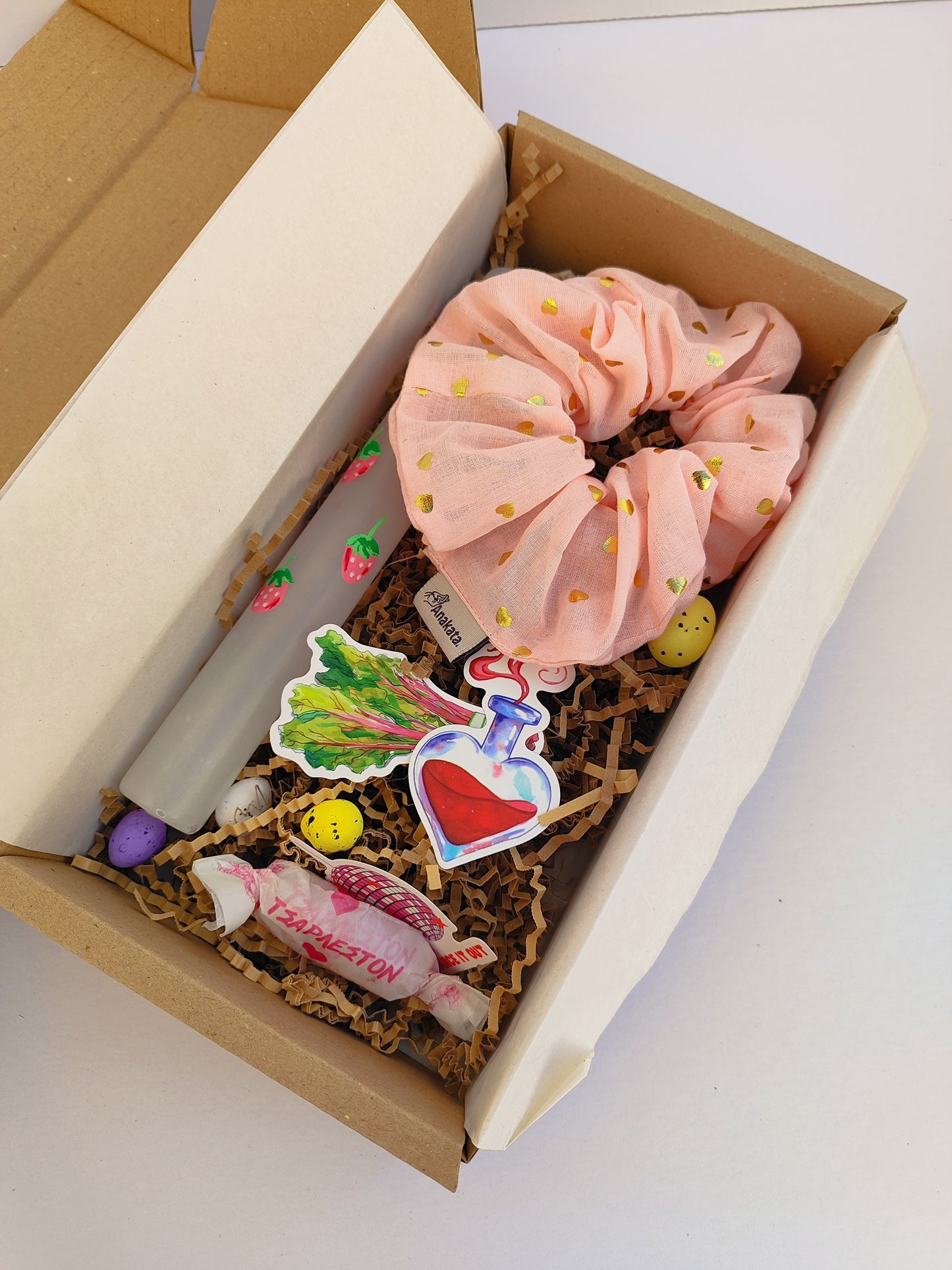 Πασχαλινό gift box ''λαμπάδα και ροζ φρου φρου με καρδούλες''