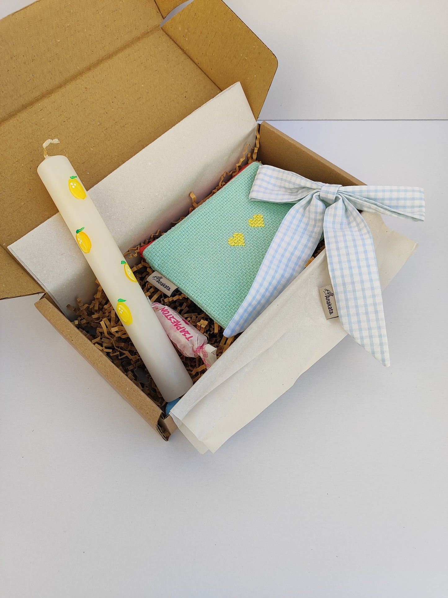 Πασχαλινό gift box ''λαμπάδα, κεντημένο πορτοφόλι και φιόγκος με κλιπ''