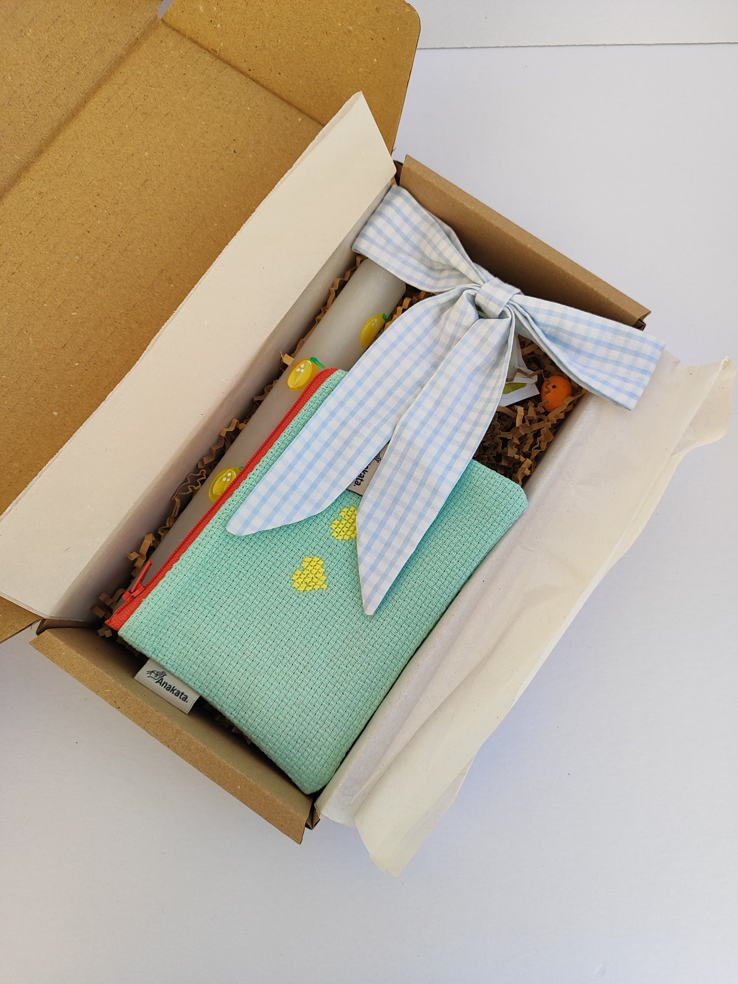 Πασχαλινό gift box ''λαμπάδα, κεντημένο πορτοφόλι και φιόγκος με κλιπ''