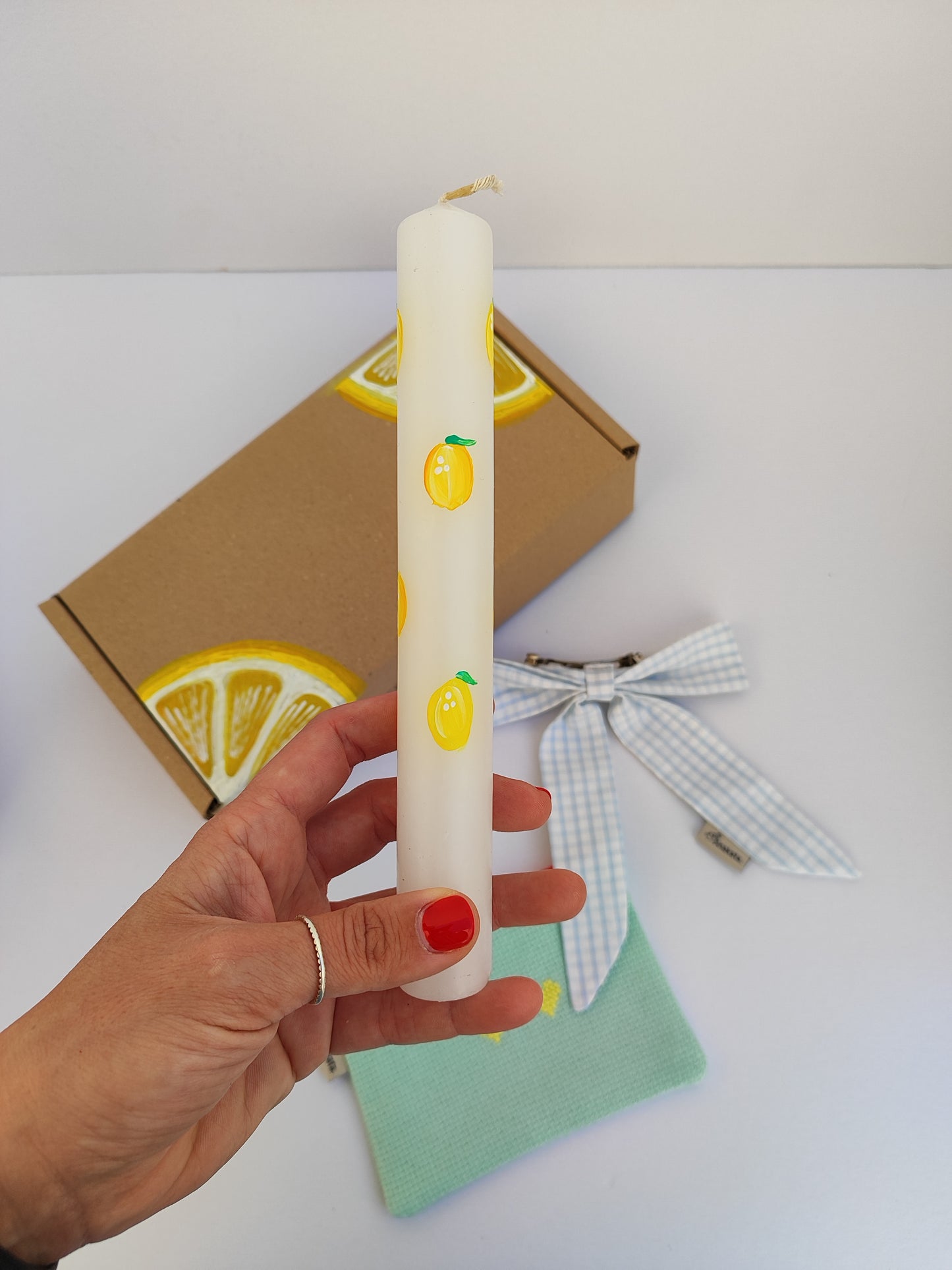 Πασχαλινό gift box ''λαμπάδα, κεντημένο πορτοφόλι και φιόγκος με κλιπ''