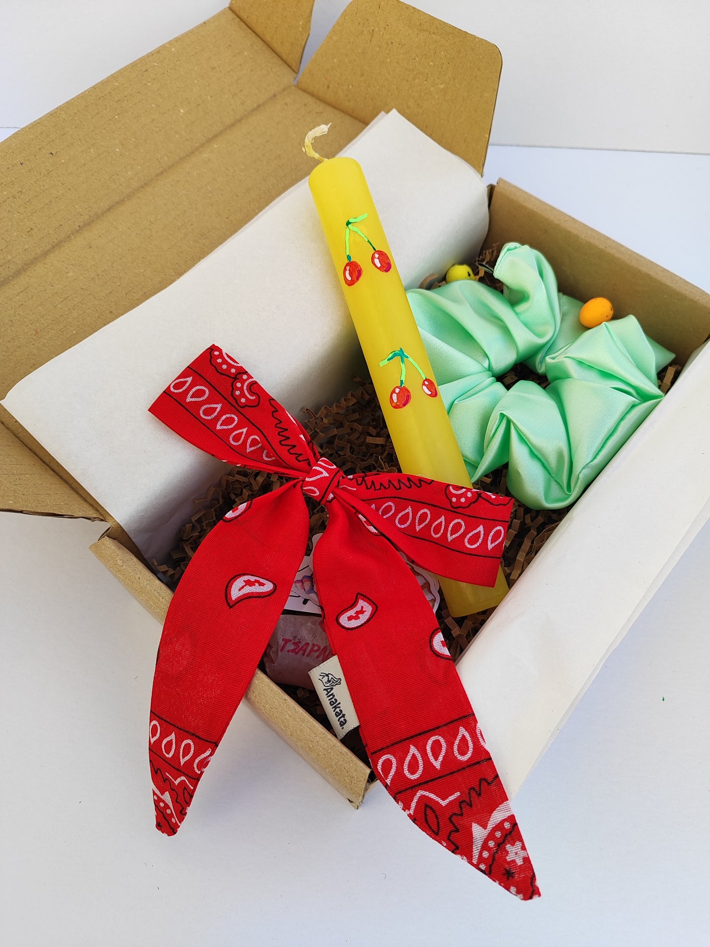 Πασχαλινό gift box '' λαμπάδα, σατέν φρου φρου και φιόγκος με κλιπ''