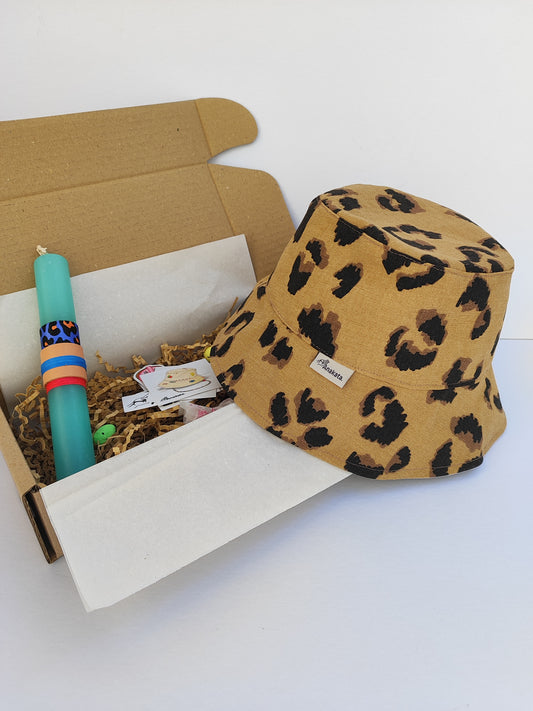 Πασχαλινό gift box ''λαμπάδα με λεοπάρ καπέλο διπλής όψης (bucket hat)''