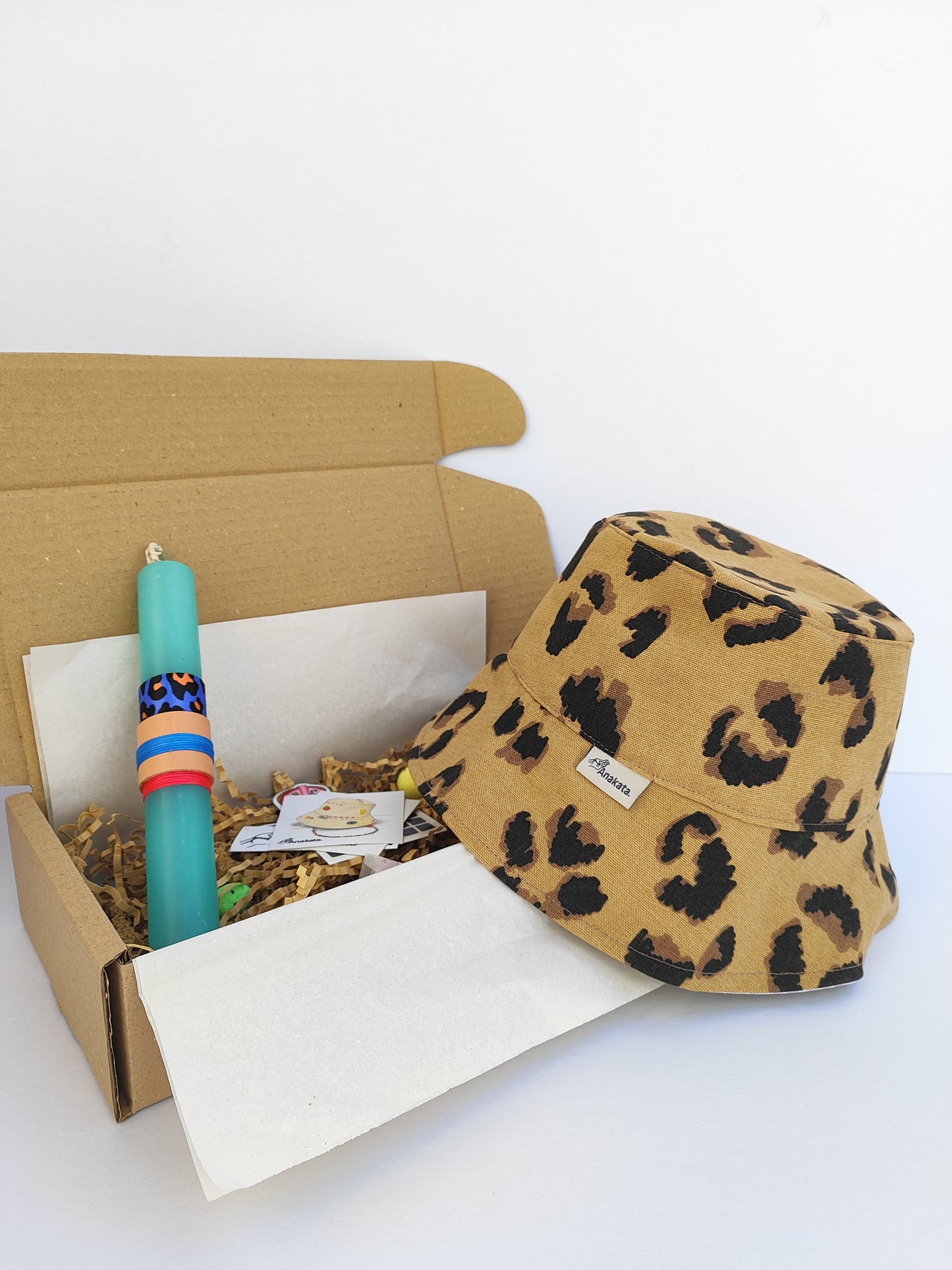 Πασχαλινό gift box ''λαμπάδα με λεοπάρ καπέλο διπλής όψης (bucket hat)''
