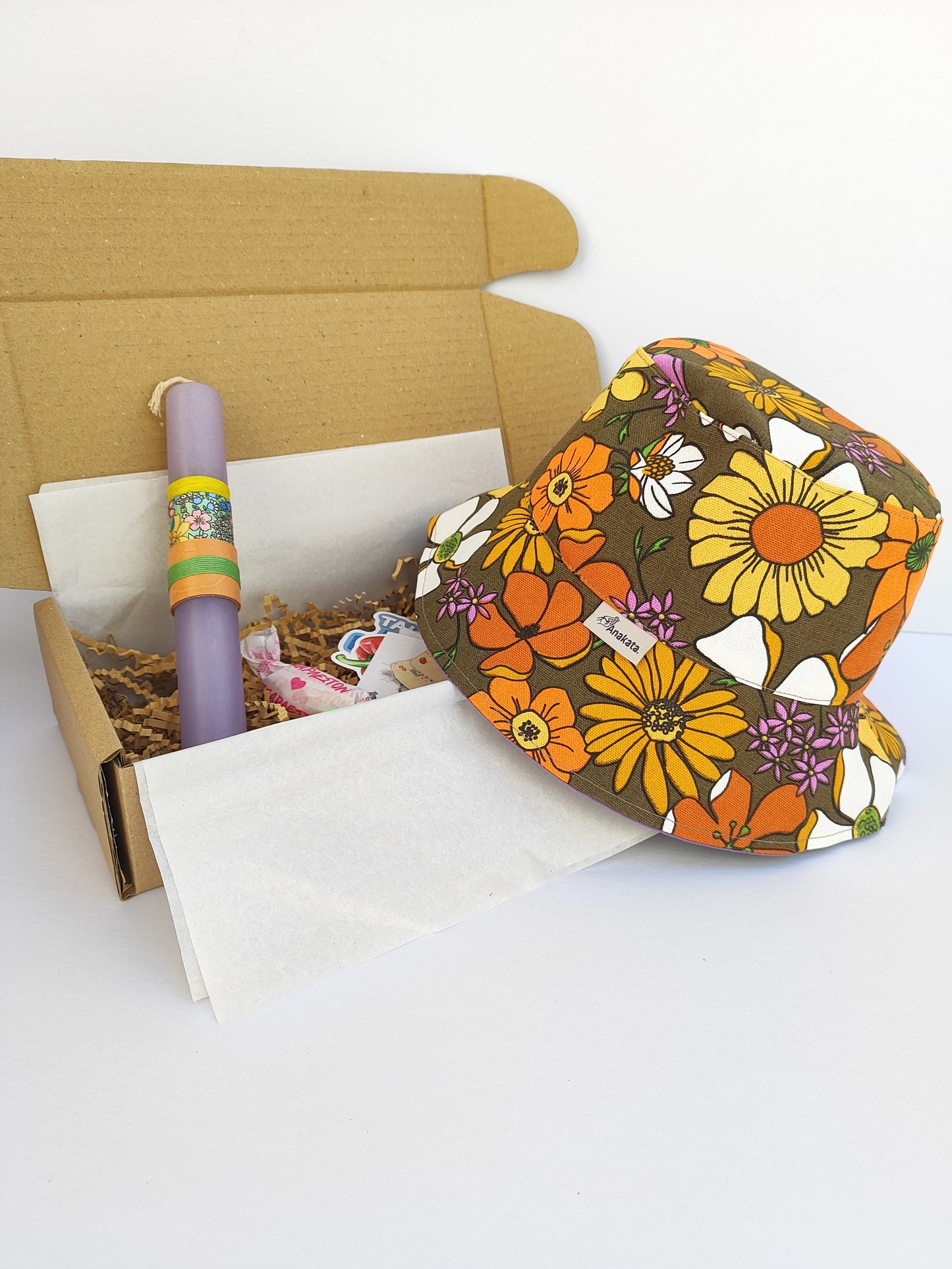 Πασχαλινό gift box ''λαμπάδα με λουλουδάτο καπέλο διπλής όψης (bucket hat)''