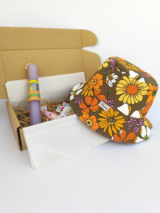 Πασχαλινό gift box ''λαμπάδα με λουλουδάτο καπέλο διπλής όψης (bucket hat)''