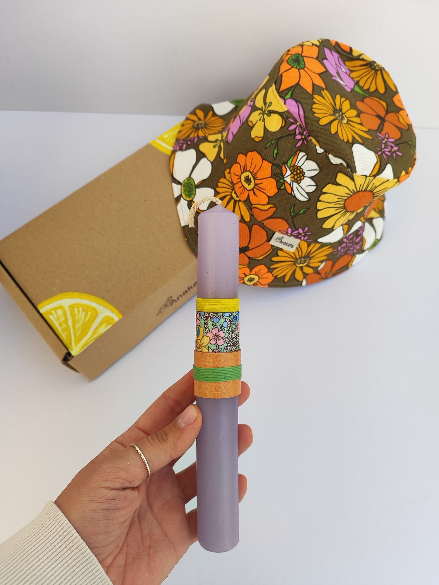 Πασχαλινό gift box ''λαμπάδα με λουλουδάτο καπέλο διπλής όψης (bucket hat)''