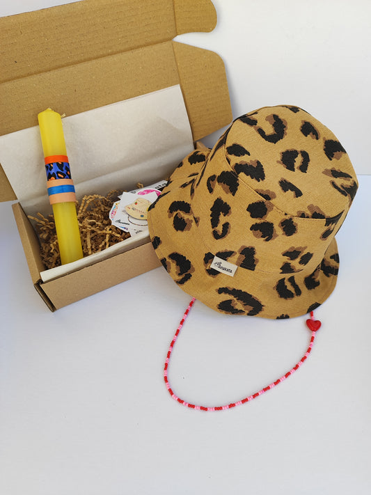 Πασχαλινό gift box ''λαμπάδα με λεοπάρ καπέλο διπλής όψης και αποσπώμενο αλυσιδάκι (bucket hat)''