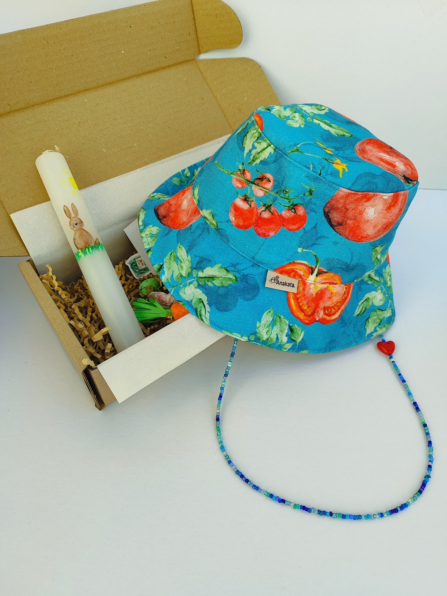 Πασχαλινό gift box ''λαμπάδα και  καπέλο διπλής όψης με ζουμερές ντομάτες και αποσπώμενο αλυσιδάκι (bucket hat)''