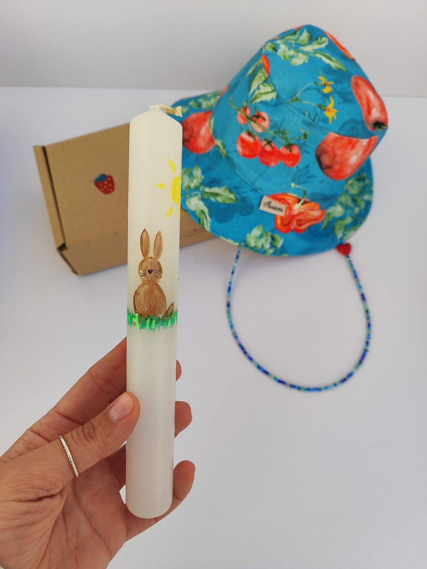 Πασχαλινό gift box ''λαμπάδα και  καπέλο διπλής όψης με ζουμερές ντομάτες και αποσπώμενο αλυσιδάκι (bucket hat)''