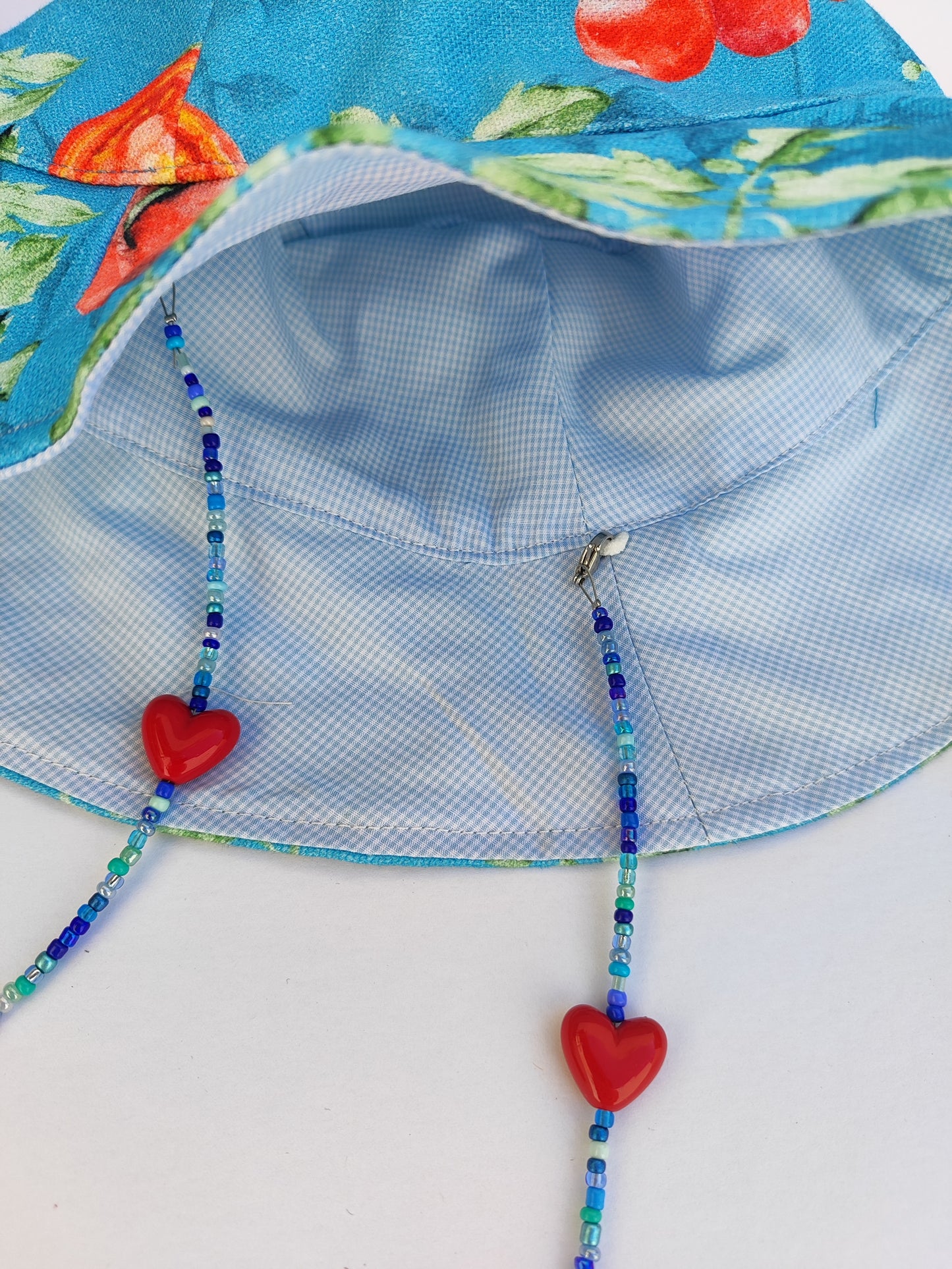 Πασχαλινό gift box ''λαμπάδα και  καπέλο διπλής όψης με ζουμερές ντομάτες και αποσπώμενο αλυσιδάκι (bucket hat)''