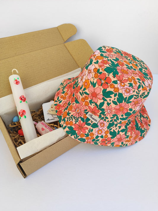 Πασχαλινό gift box ''λαμπάδα και φλοράλ καπέλο διπλής όψης (bucket hat)''