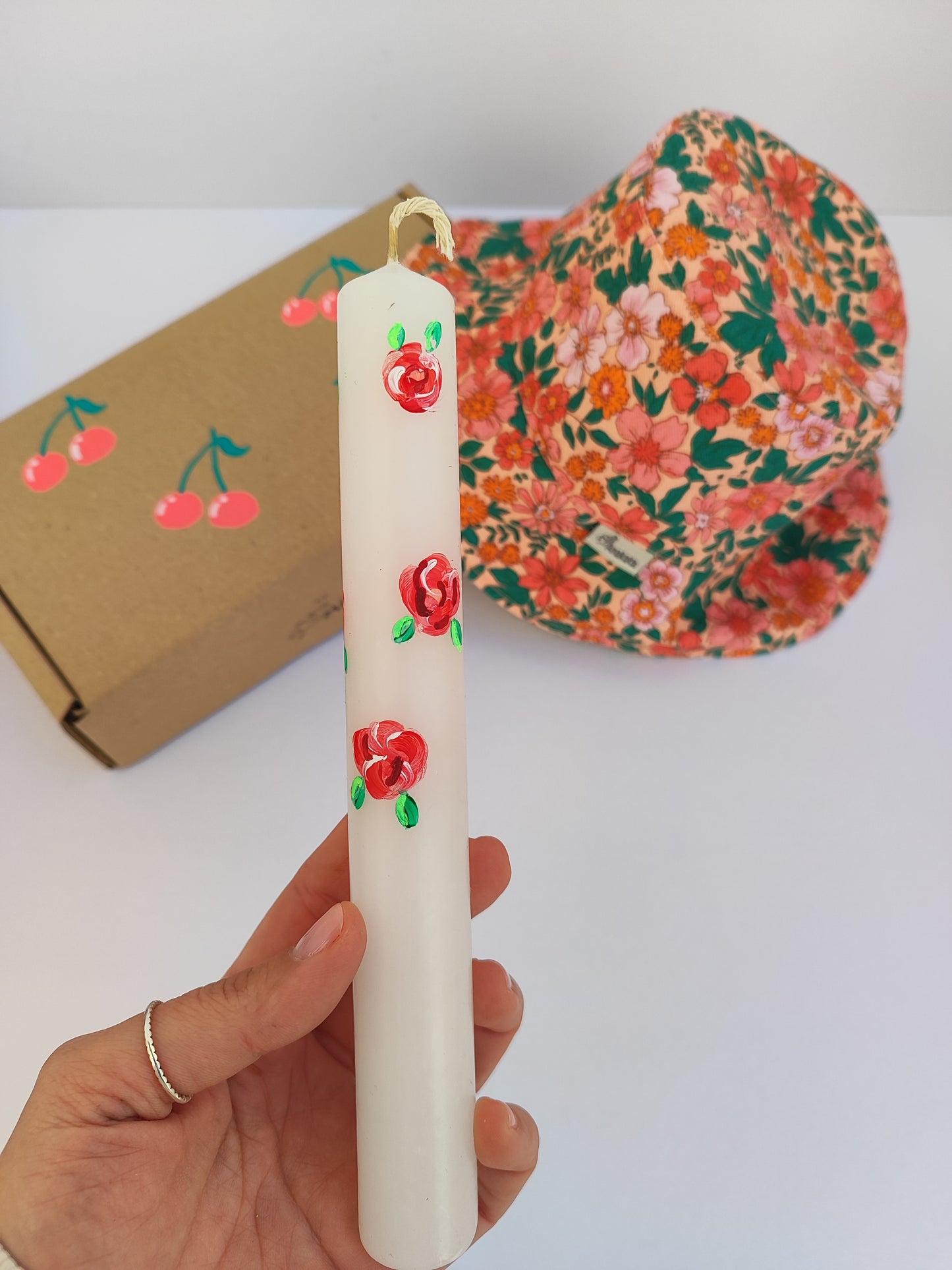 Πασχαλινό gift box ''λαμπάδα και φλοράλ καπέλο διπλής όψης (bucket hat)''