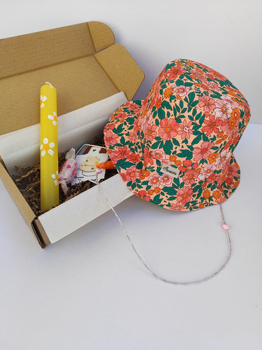 Πασχαλινό gift box ''λαμπάδα και  φλοράλ καπέλο διπλής όψης με αποσπώμενο αλυσιδάκι (bucket hat)''