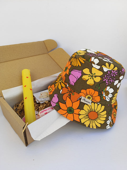 Πασχαλινό gift box ''λαμπάδα και  λουλουδάτο  καπέλο διπλής όψης (bucket hat)''