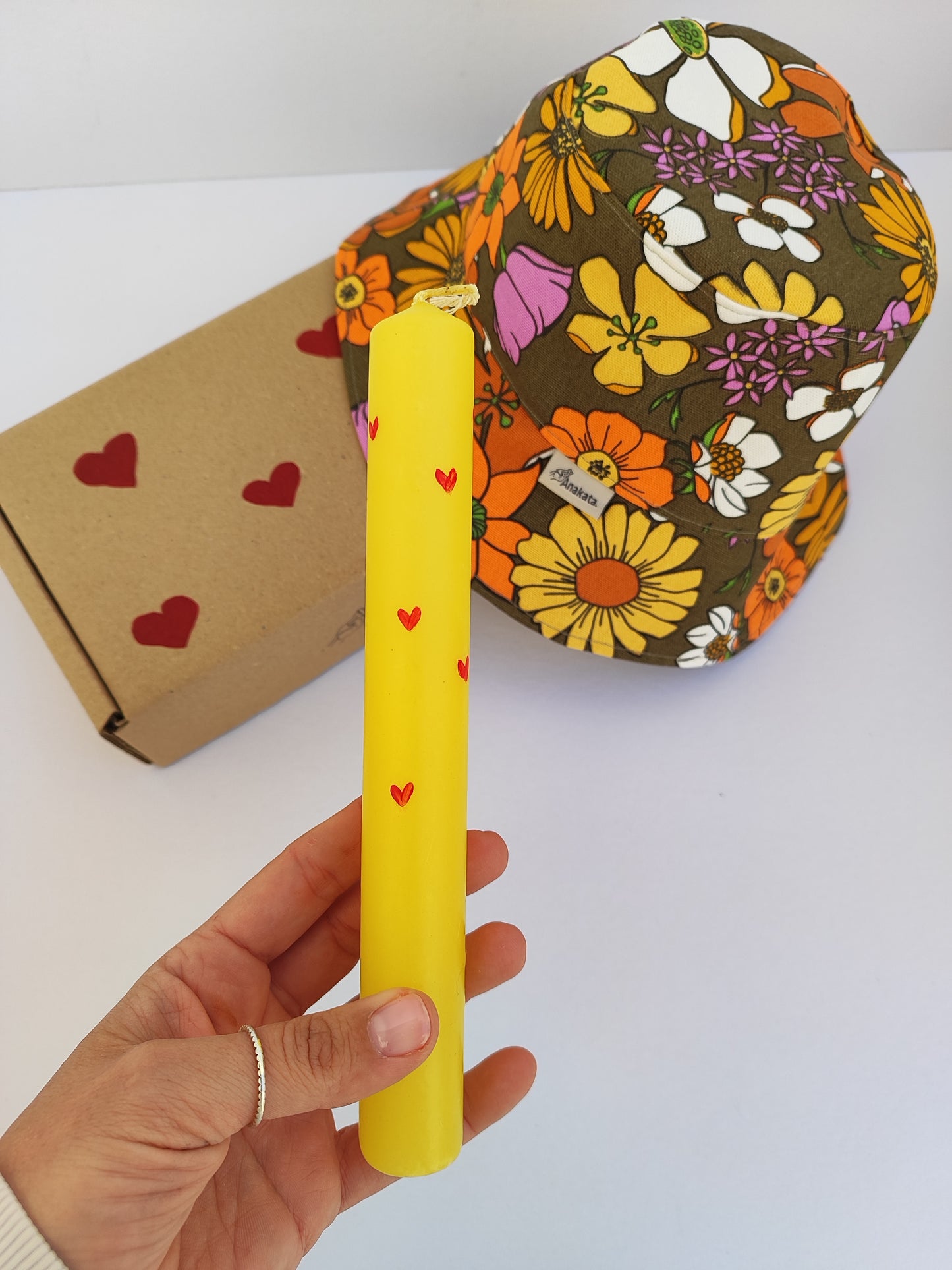 Πασχαλινό gift box ''λαμπάδα και  λουλουδάτο  καπέλο διπλής όψης (bucket hat)''