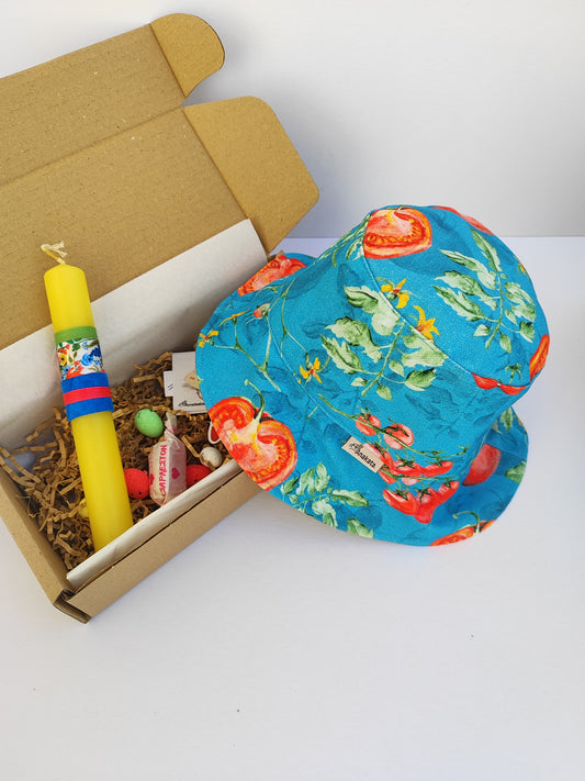 Πασχαλινό gift box ''λαμπάδα και  καπέλο διπλής όψης με ζουμερές ντομάτες (bucket hat)''