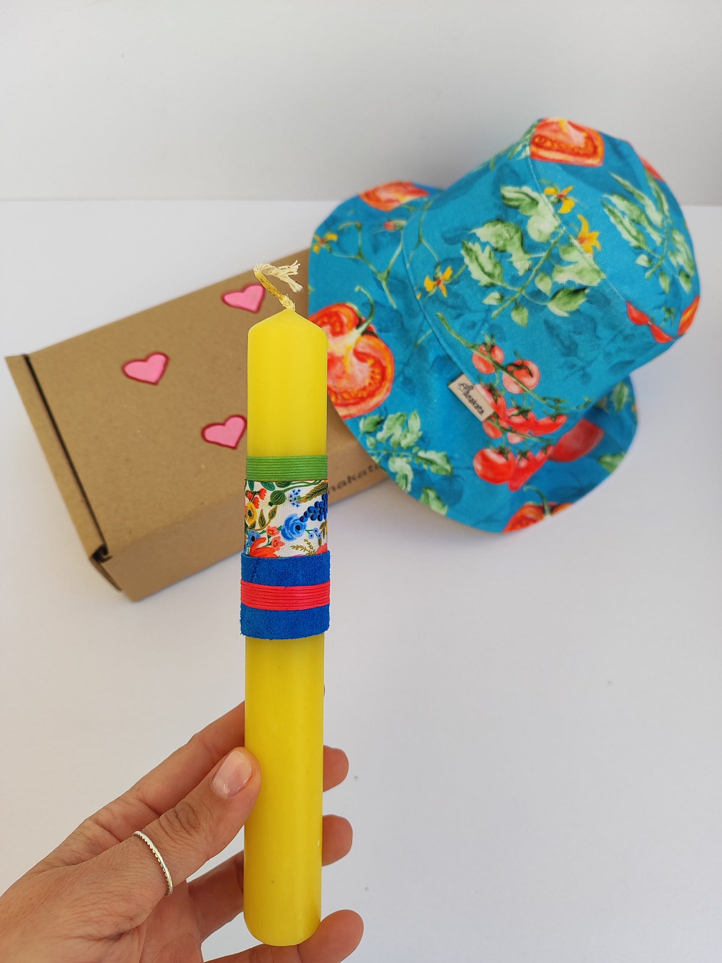 Πασχαλινό gift box ''λαμπάδα και  καπέλο διπλής όψης με ζουμερές ντομάτες (bucket hat)''