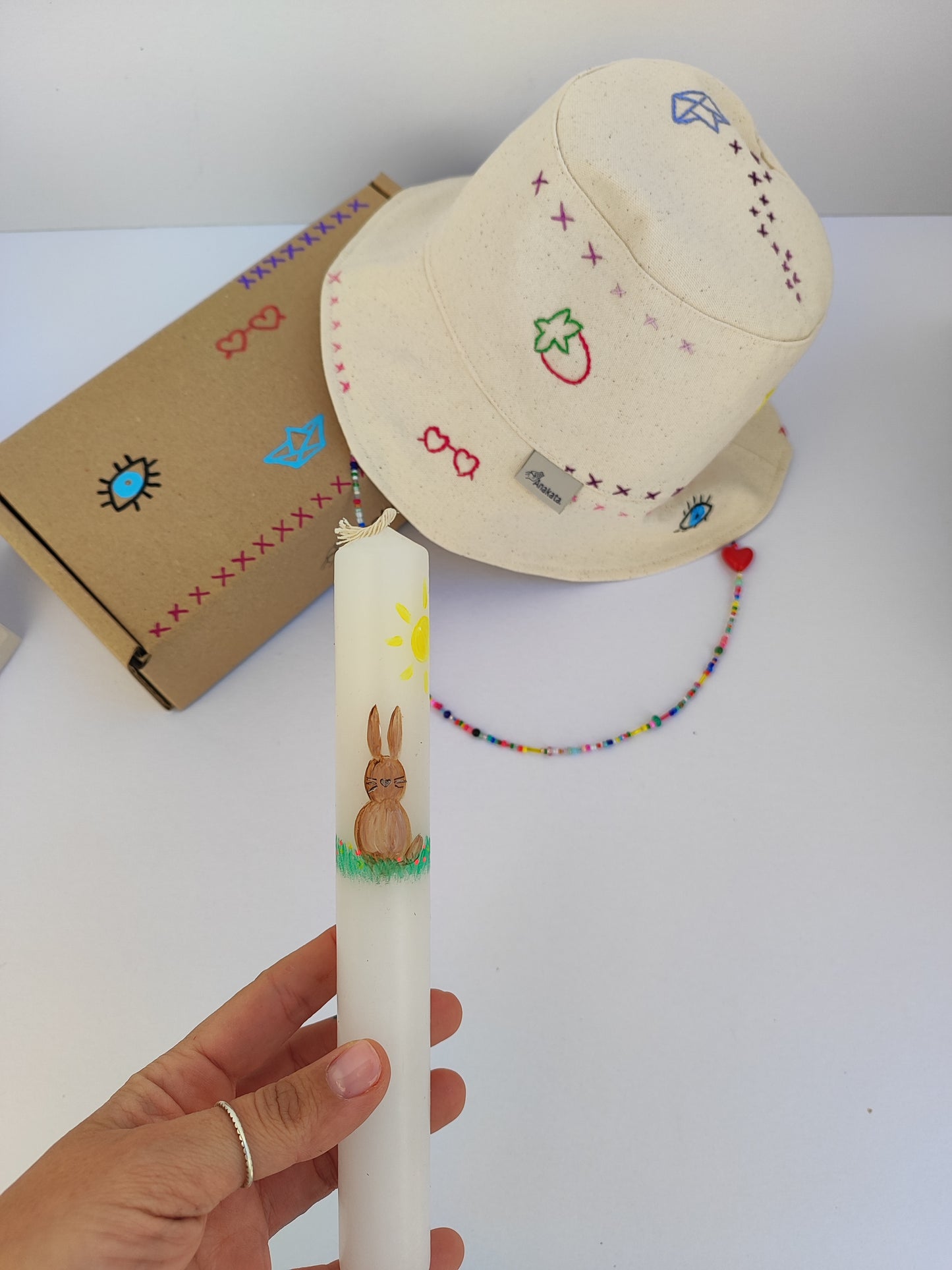 Πασχαλινό gift box ''λαμπάδα και   καπέλο διπλής όψης κεντημένο στο χέρι (bucket hat)''