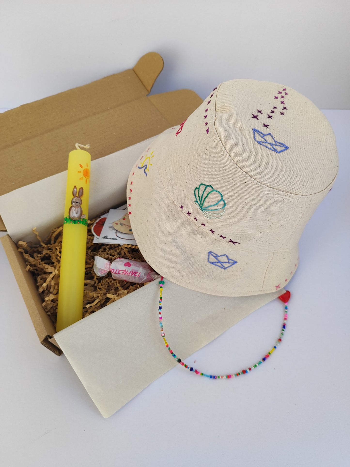 Πασχαλινό gift box ''λαμπάδα και   καπέλο διπλής όψης κεντημένο στο χέρι (bucket hat)''