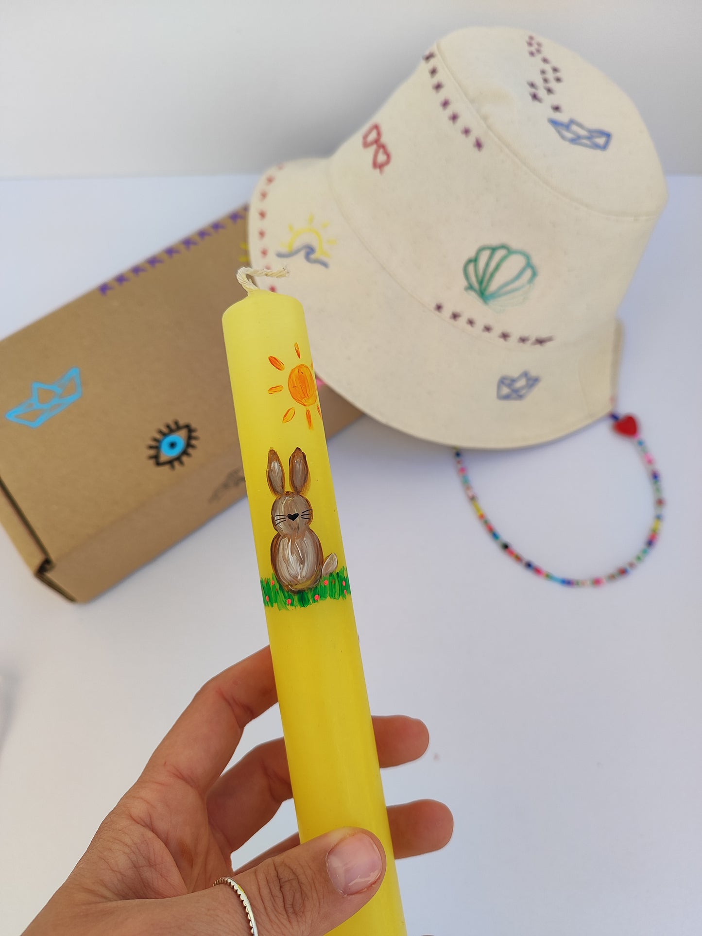 Πασχαλινό gift box ''λαμπάδα και   καπέλο διπλής όψης κεντημένο στο χέρι (bucket hat)''