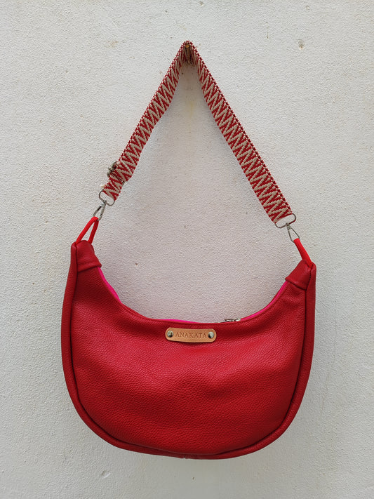 Τσάντα ''κρουασάν'' , δέρμα, κόκκινη με φούξια φερμουάρ και έθνικ ιμάντα , τσάντα ώμου ή χιαστί.