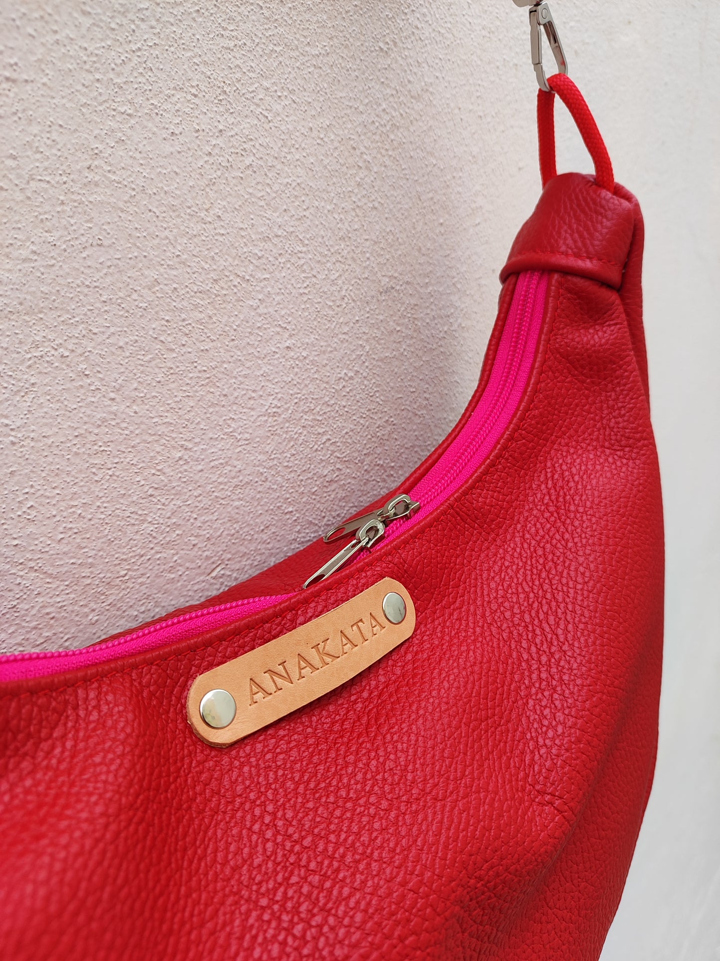 Τσάντα ''κρουασάν'' , δέρμα, κόκκινη με φούξια φερμουάρ και έθνικ ιμάντα , τσάντα ώμου ή χιαστί.