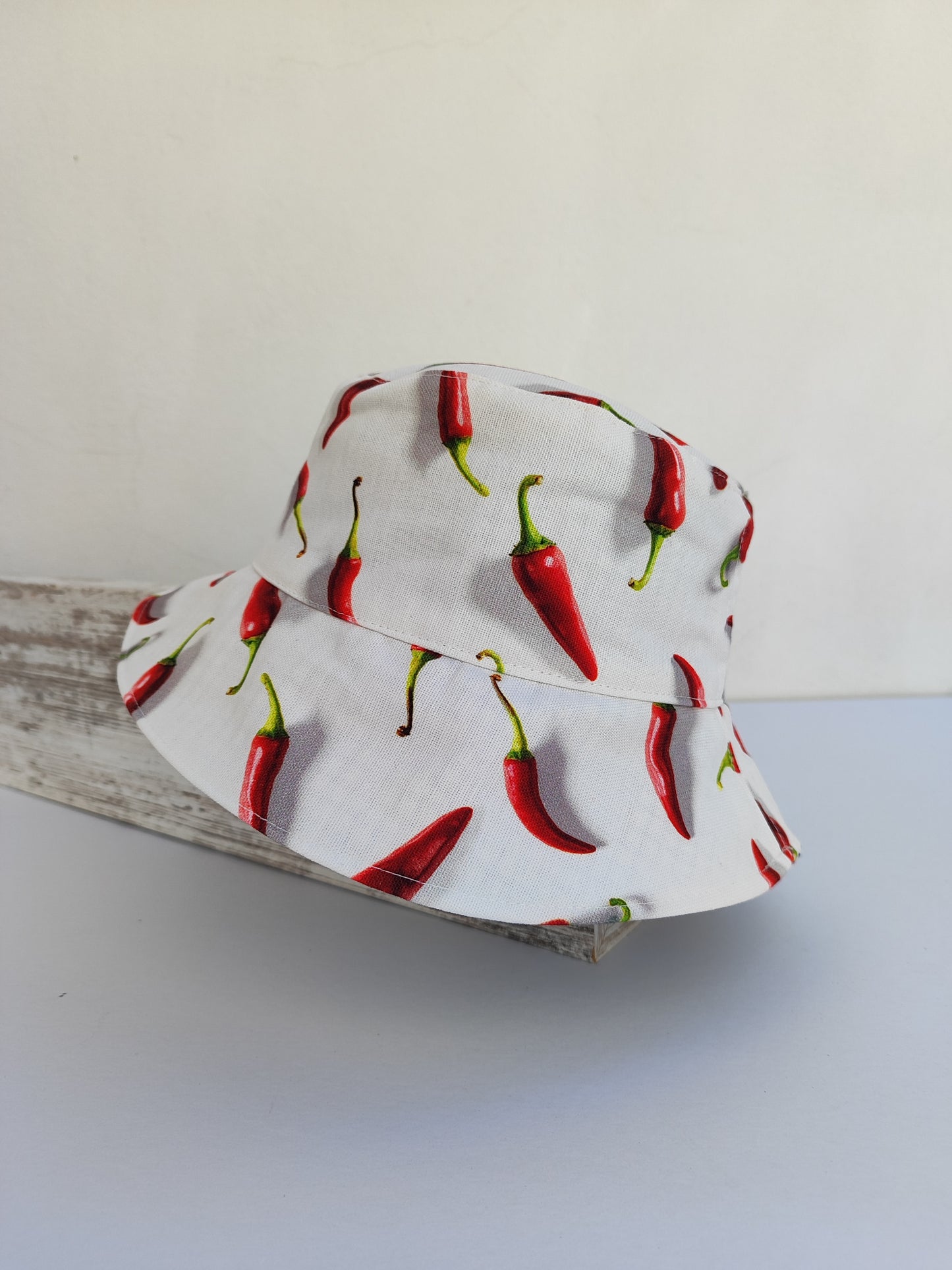 Χειροποίητο καπέλο διπλής όψης. Καυτερές πιπεριές - μπλε καρό.