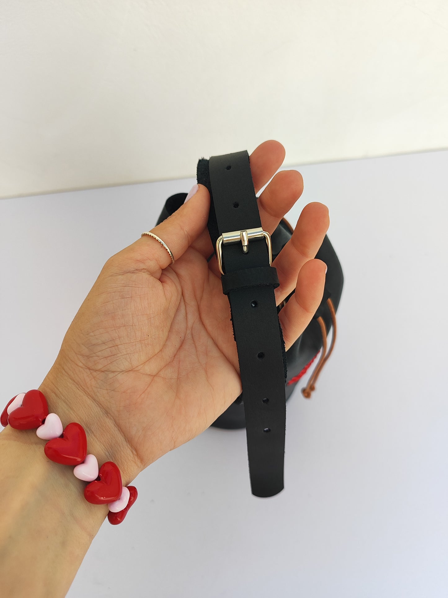 Olivia Black Bucket Red Heart Μαύρη Δερμάτινη Τσάντα Πουγκί Petit Boutik X Anakata