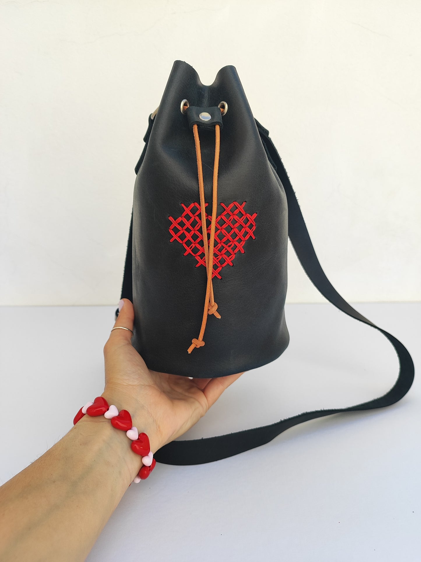Olivia Black Bucket Red Heart Μαύρη Δερμάτινη Τσάντα Πουγκί Petit Boutik X Anakata